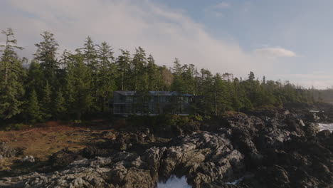 video de avión no tripulado al atardecer en ucluelet, columbia británica, canadá sobre el océano y el bosque