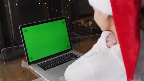 Frau-Mit-Weihnachtsmütze-Führt-Zu-Hause-Einen-Video-Chat-Auf-Dem-Laptop