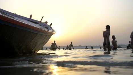 muchachos indios reman en el ganges