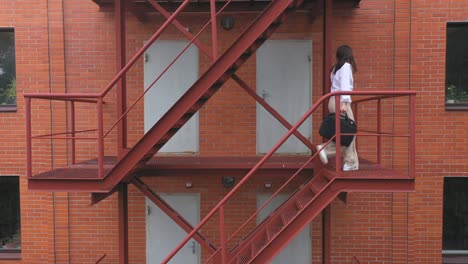 mujer de negocios subiendo las escaleras de un centro de negocios. mujer elegante en vestimenta formal con maletín subiendo por las escaleras. trabajador viaja a trabajar en la oficina. concepto de mañana y carrera exitosa