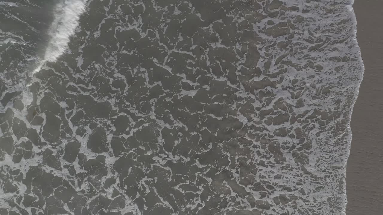 tomas aéreas de olas rompiendo en una brumosa mañana de verano en malibu, california