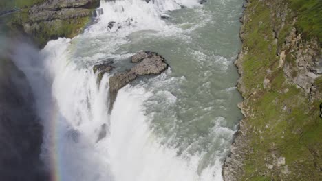 Mächtiger-Dettifoss-Wasserfall,-Der-Unter-Einem-Regenbogen-Fließt