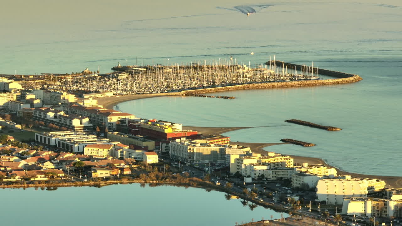 빛으로 가득 찬 팔라바스-레스-플로트 (palavas-les-flots) 는 광활한 해안에 대한 도시 구조를 보여줍니다.