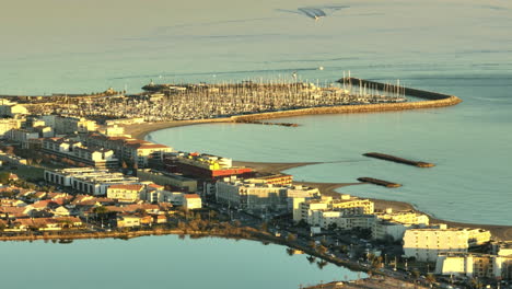 Palavas-les-flots-Bañadas-Por-El-Sol,-Que-Exhiben-Estructuras-Urbanas-Frente-A-Una-Vasta-Costa