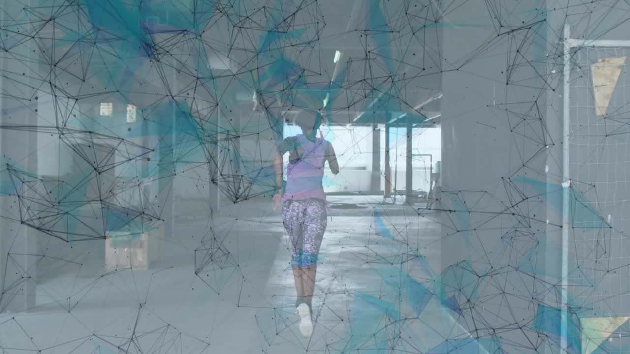 red de conexiones contra la vista trasera de una mujer afroamericana corriendo