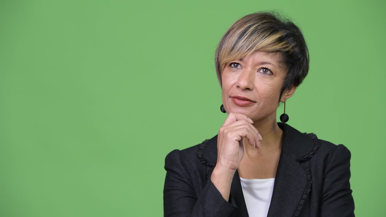 feliz madura hermosa mujer de negocios multiétnica pensando