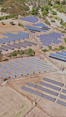 la instalación de paneles solares en una zona rural muestra el progreso de la energía renovable