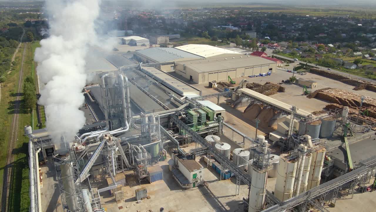 vista aérea de la fábrica petroquímica de refinación de petróleo y gas con alta estructura de fabricación de la planta de refinería. concepto de producción y fabricación global