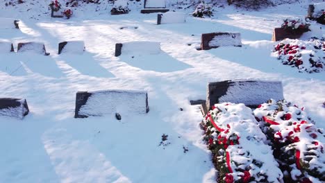 cementerio local cubierto de nieve, drone de baja altitud vuela a la derecha