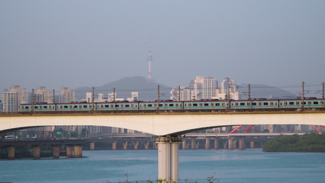 una vista del tren en el puente ferroviario de dangsan dong hacia la estación de mercado de yeongdeungpo en corea del sur