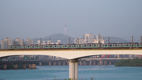 남한의 동포 마켓 역을 향한 산동 철도 다리에서 열차의 모습