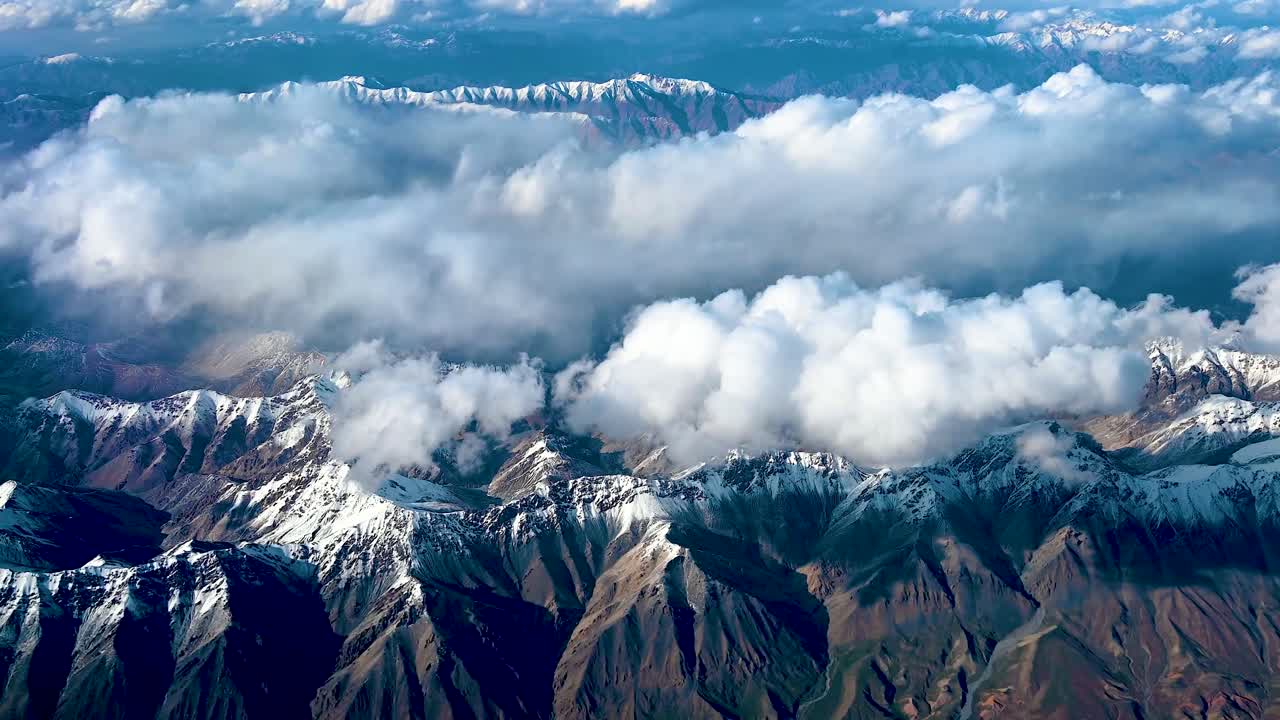 A bird's-eye view of the white clouds and snow mountains from a high altitude，Natural Scenery of China，Overlooking the endless mountains and rivers from a high altitude