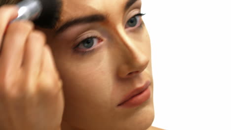 una mujer hermosa aplicando maquillaje.