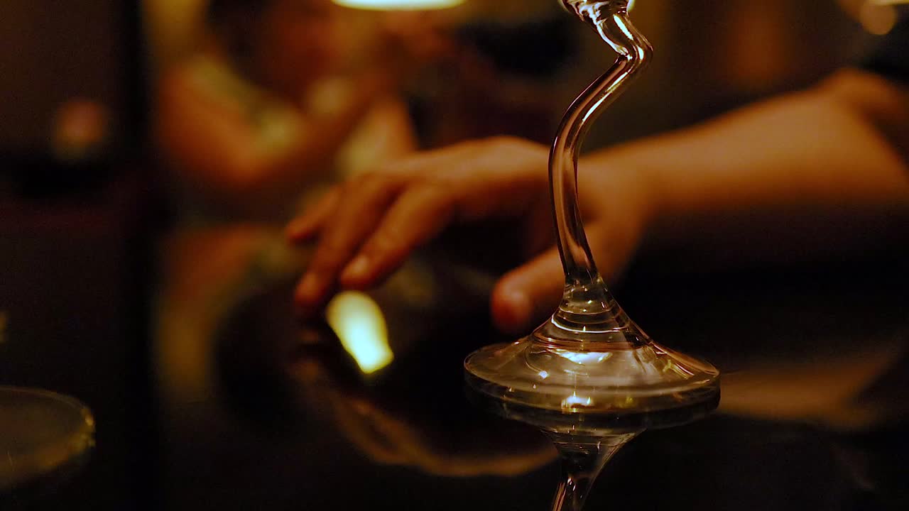 반사 유리 물체와 상호 작용하는 손