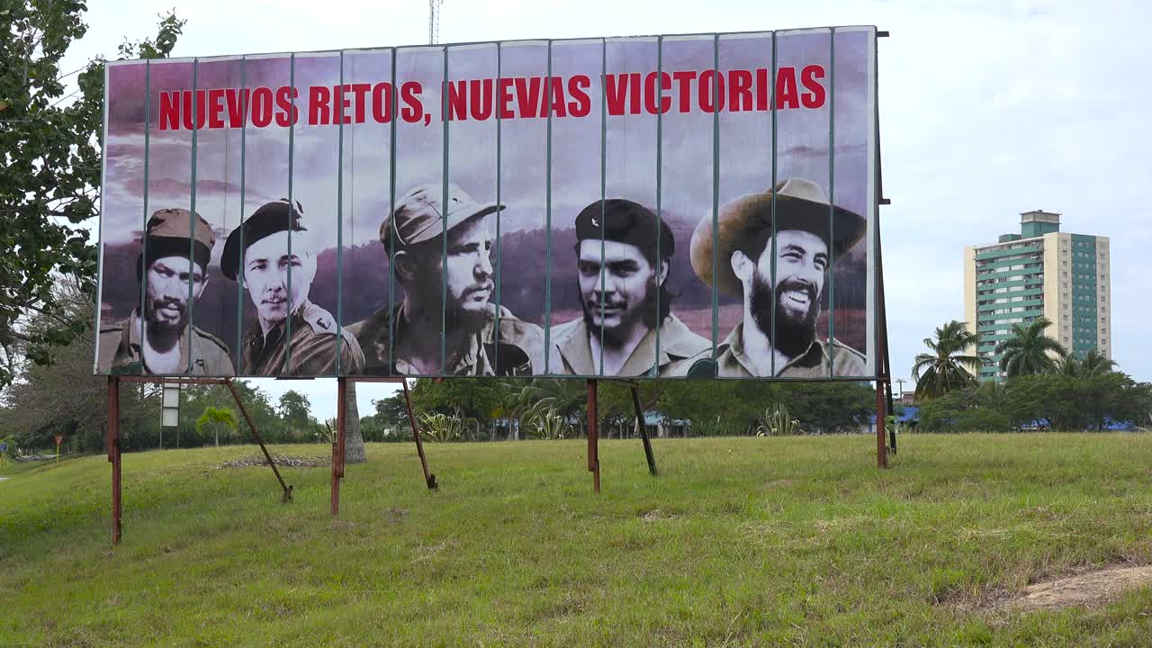 vallas publicitarias comunistas bordean una carretera en cuba incluye a fidel castro y otros héroes revolucionarios
