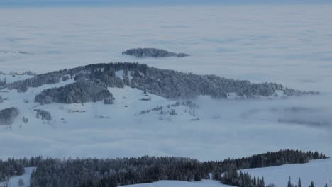 Spektakuläre-Luftperspektive-Bietet-Einen-Atemberaubenden-Blick-Auf-Den-Sonnenaufgang,-Der-Die-Silhouette-Einer-Schneebedeckten-Bergkette-Beleuchtet,-Aufgenommen-Mit-Einer-Drohne