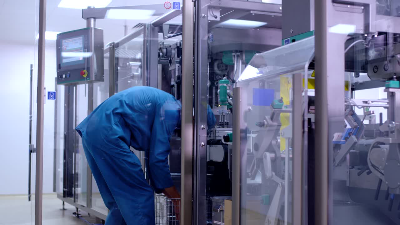 trabajador farmacéutico que comprueba el equipo de producción de la farmacia