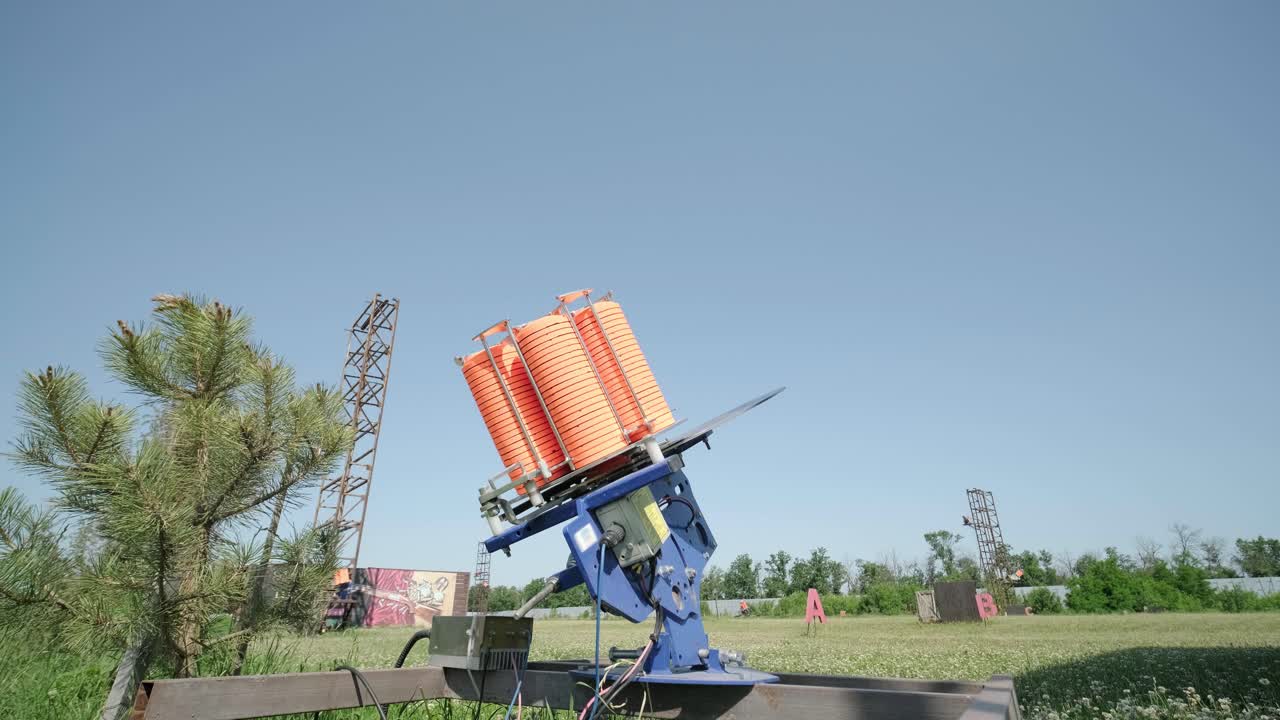 에서 천천히 움직이는 점토 비둘기, 판에 벤치 촬영, 판에 v-log 벤치 슈팅, 판을 던지는 자동 기계, 벤치 쇼팅을위한 던지기 기계.