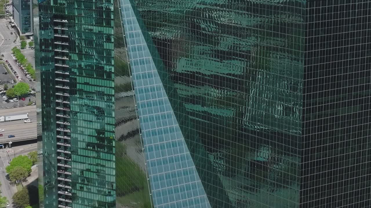 Vista dos edifícios e estruturas do centro de Dallas no Texas
