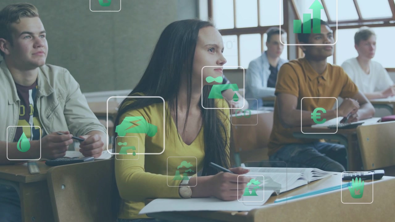 Studentessa con un top giallo che scrive e sfoglia pagine, avviando icone AR di CO2 ed euro per l'istruzione.