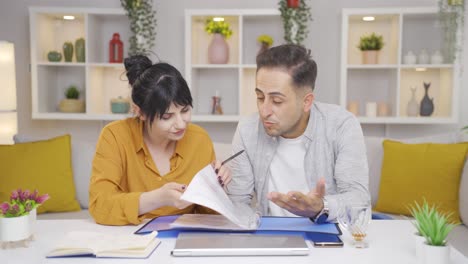 la pareja que mira el archivo y se enoja se enoja con el archivo.