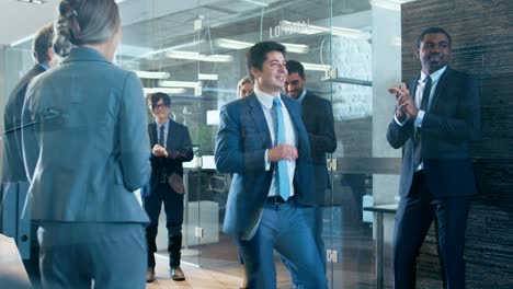 un grupo diverso de personas de negocios celebran el cierre del acuerdo y bailan. tema gracioso y amistoso.