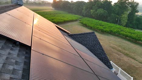 Los-Paneles-Solares-Crean-Energía-A-Partir-De-La-Luz-De-La-Hora-Dorada-Durante-El-Atardecer.