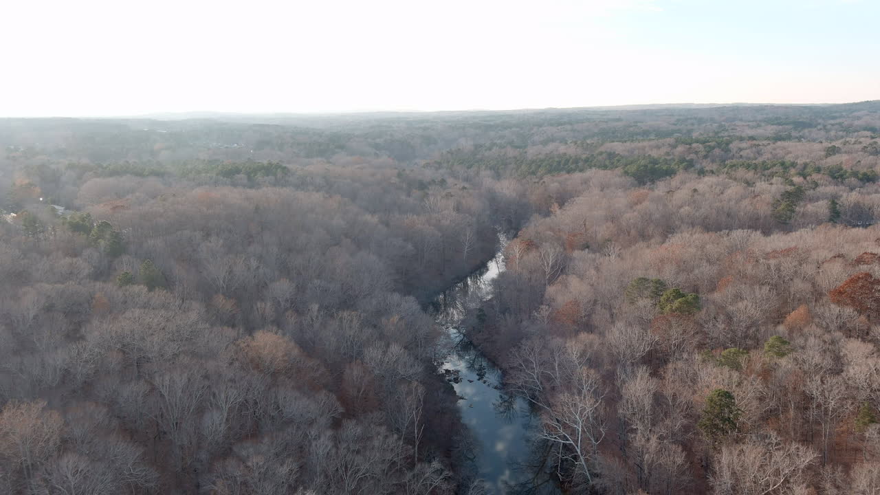 antena sobre el río eno de carolina del norte a través del bosque sin hojas en otoño