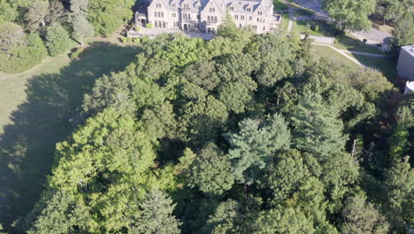 Mansion-in-Long-Island-NY-during-the-summertime,-green-scenery