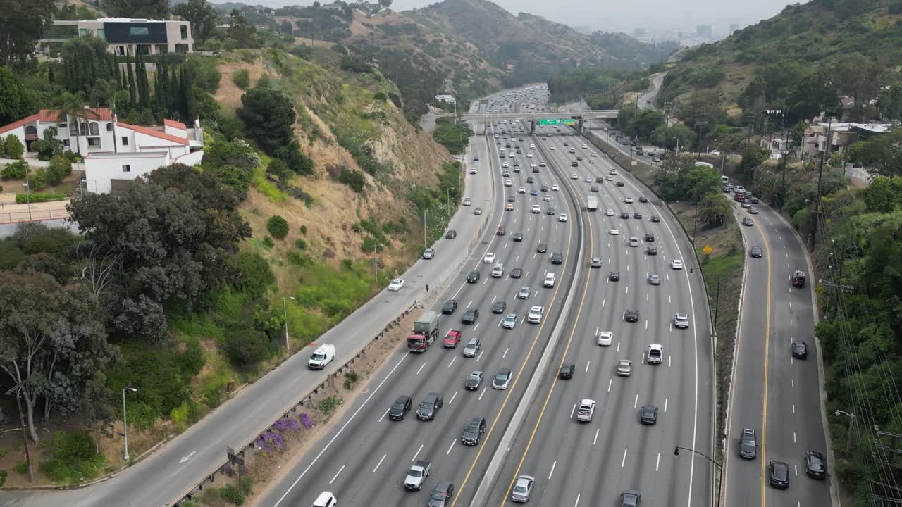 tomada aérea sobre la autopista 101 de hollywood hacia el centro de los ángeles