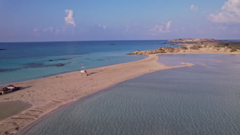 paisaje de playa sereno durante la hora dorada con aguas tranquilas en la distancia