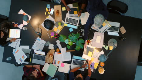 sesión de lluvia de ideas en equipo