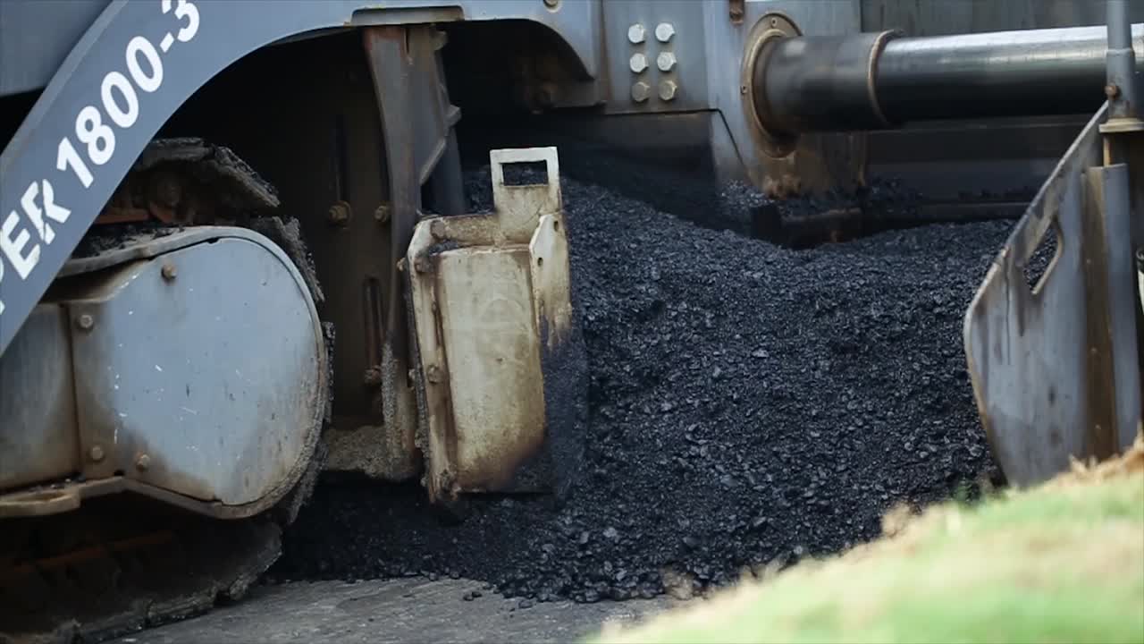 아스팔트 페이버 마무리기를 사용하여 아스팔트 도로 표면을 압축, 압축, 평준화 및 평평화