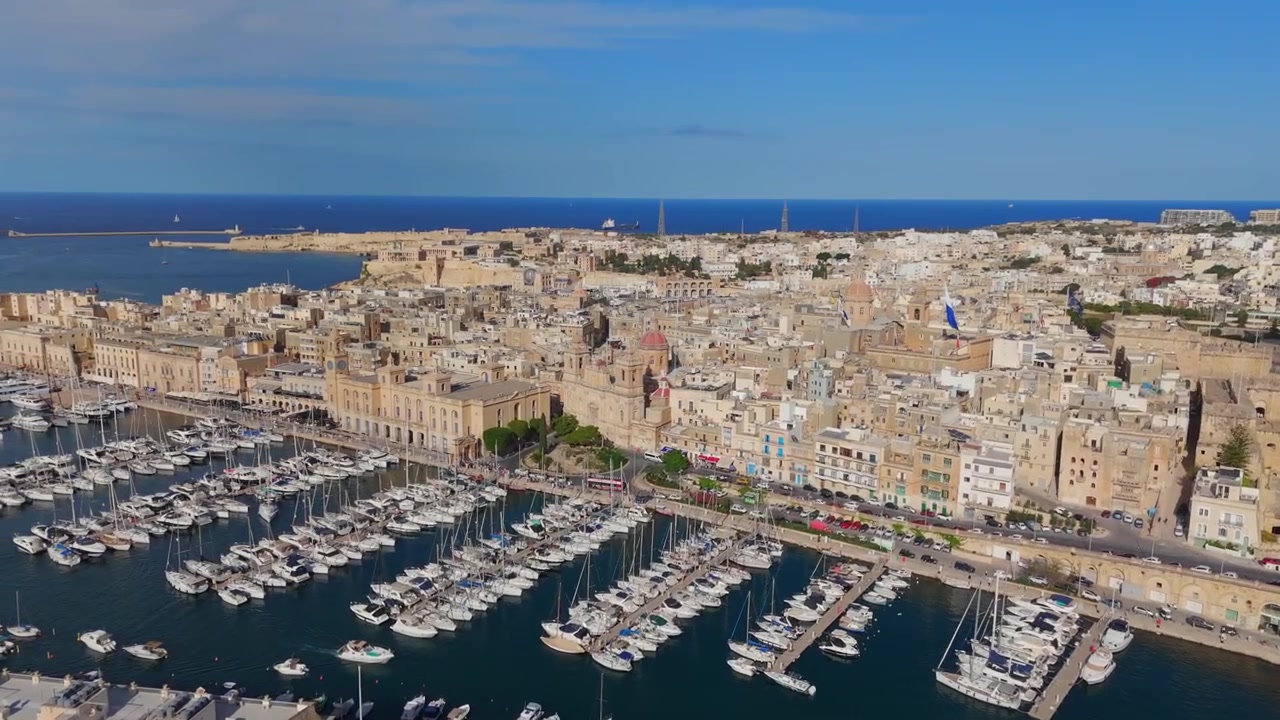 Este vídeo de drone apresenta o Grande Porto de Birgu, oferecendo uma vista panorâmica da histórica cidade naval de Malta