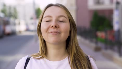 mujer sonriente en una calle de la ciudad