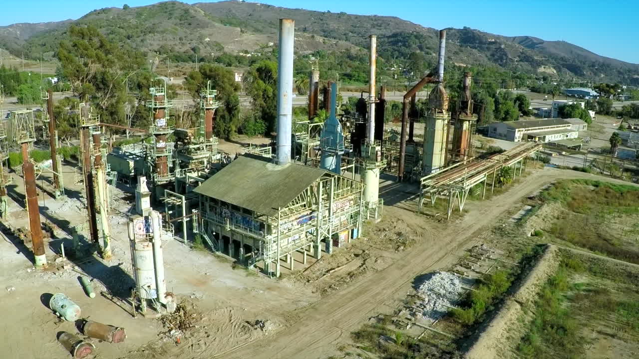 antena sobre una refinería de petróleo abandonada