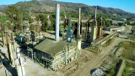 Vista-Aérea-over-an-abandoned-oil-refinery