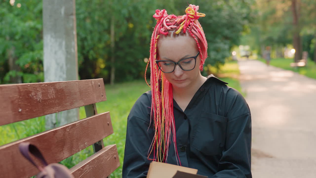 escena tranquila capturada a través de diversas perspectivas, diferentes personas representan momentos serenos en la naturaleza, varios autores ilustran entornos tranquilos al aire libre con palabras descriptivas