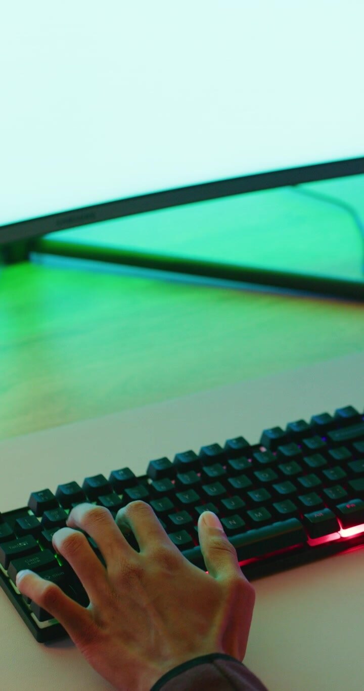 Persona che scrive su tastiera meccanica retroilluminata RGB