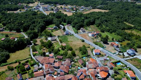 Luftwagen-In-Neigung-Nach-Oben-über-Lonoa-Spanien-In-Der-Nähe-Von-Ourense-Auf-Dem-Land