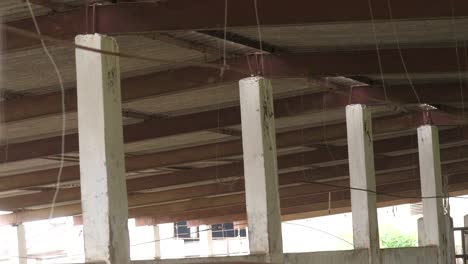 techo techos metálicos con cúpula para ventilación y eliminación de amoníaco en una granja de vacas moderna