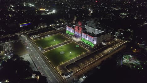 Imágenes-Aéreas-De-La-Nueva-Secretaría-Del-Estado-De-Telangana,-Que-Está-Iluminada,-Fueron-Capturadas-En-4k-Durante-La-Carretera-Nocturna-Con-Vehículos.