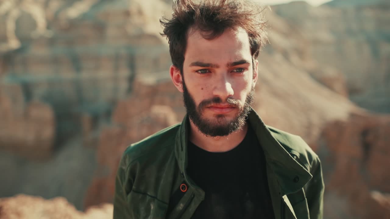 hombre emocional israelí en el desierto de judea lidiando con la depresión, frontal dolly