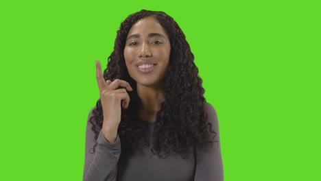 retrato de mujer inspirada por una buena idea contra la pantalla verde en la cámara 2
