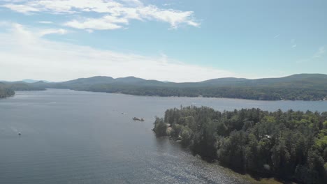 Luftdrohnenansicht-über-Den-Waldsee-Im-Sommer