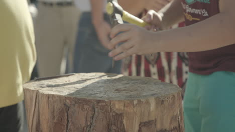 Juego-De-Uñas-Juego-Tradicional-Portugués-En-Festivales-De-Aldea-De-Verano-Con-Un-Tronco-De-Madera-Y-Un-Martillo