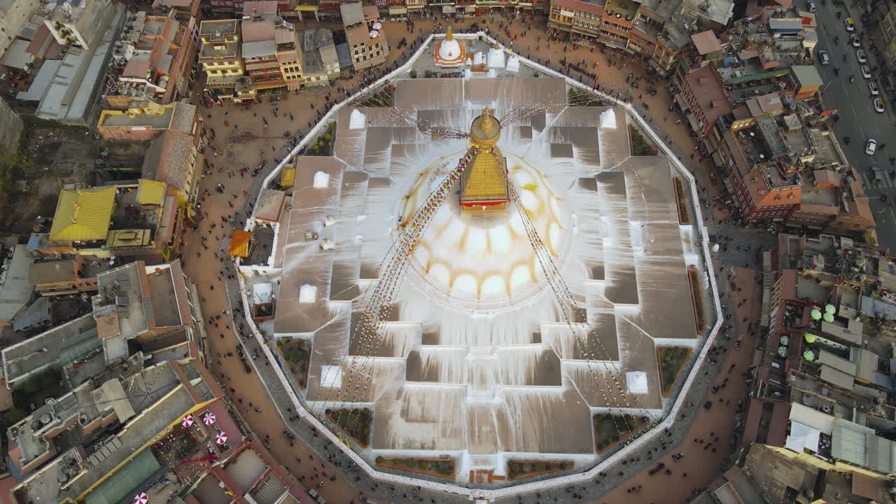 boudha stupa de nepal en una impresionante toma aérea de un dron 4k en la hora dorada de katmandú, revelando una oración budista pacífica