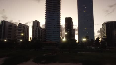 rascacielos después del atardecer a lo largo de la ciudad junto a la playa recife en el noreste de brasil