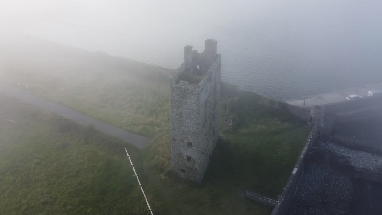 tiro de drone ir al castillo de carriagaholt con bucle de niebla marina a la deriva clare irlanda