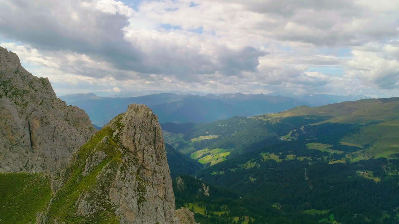 Ruige, met gras begroeide bergtop Plose Peitlerkofel in Zuid-Tirol, luchtopname die neerkijkt op een adembenemende weelderige vallei